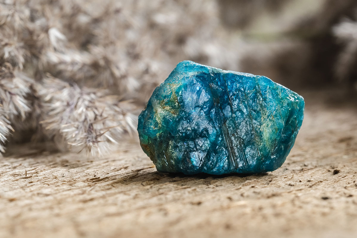 Caractéristiques physiques de l'apatite : couleur, forme, et composition